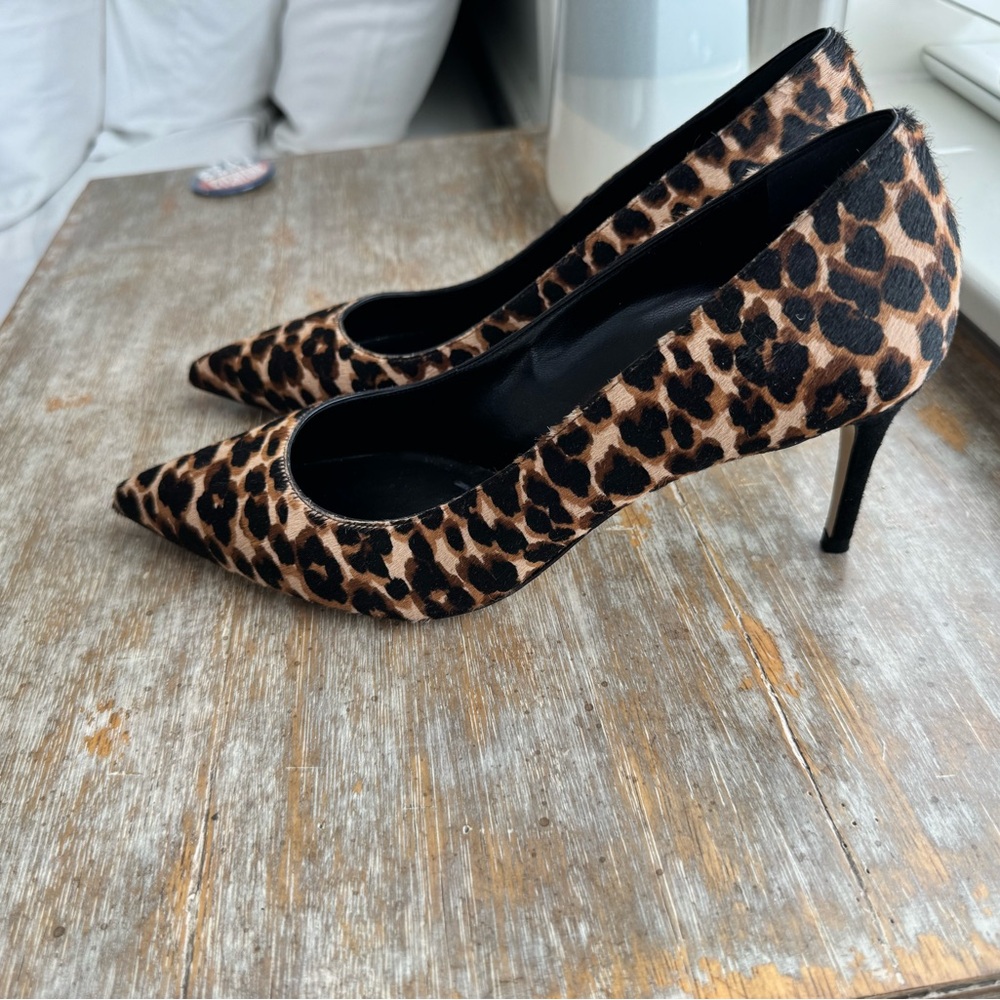 Beautiful Italian Leopard pumps NEVER WORN